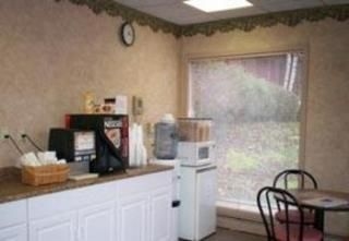 Econo Lodge Near West Point3