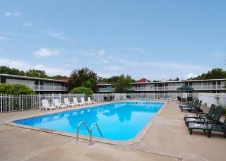 Econo Lodge Inn & Suites2