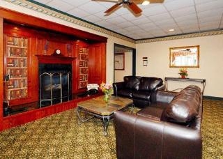 Econo Lodge Inn & Suites3