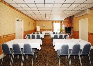 Econo Lodge Inn & Suites4