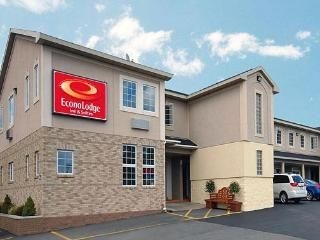 Econo Lodge Inn & Suites Airport3