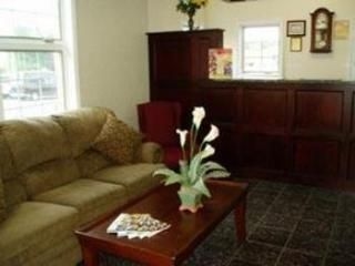Econo Lodge Inn & Suites Airport1