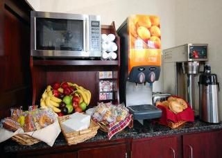 Econo Lodge Inn & Suites Airport0