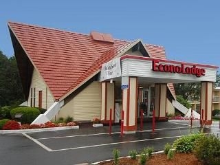Econo Lodge Inn & Suites1