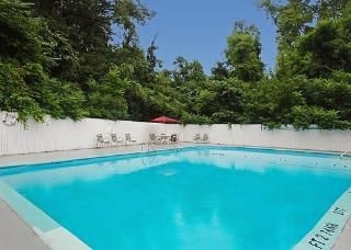 Econo Lodge Inn & Suites3