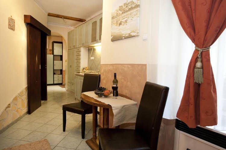 Margit Apartment0