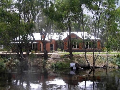 Captain's Cottage Bed & Breakfast3