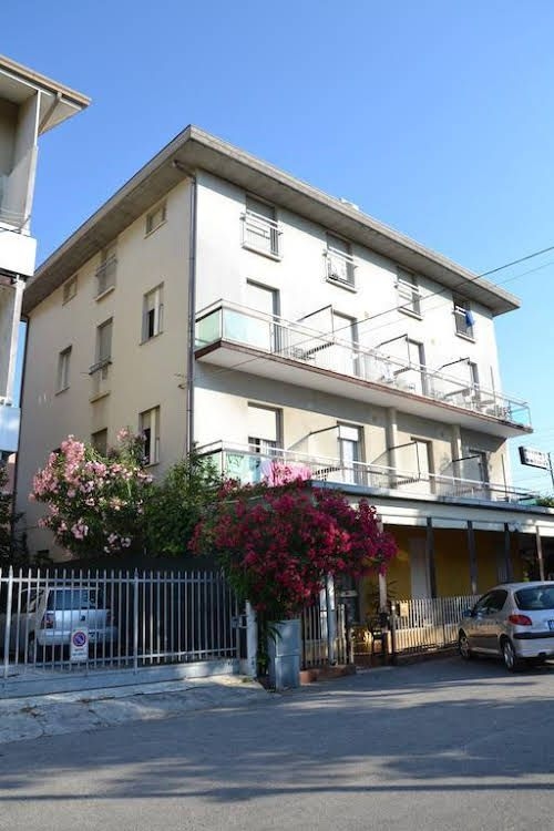 Hotel Elvira0