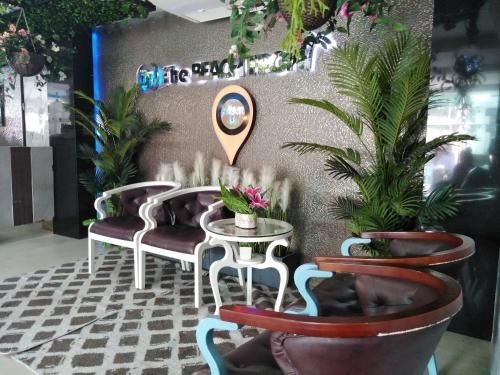 เดอะ บีช ฟรอนต์ รีสอร์ต (The Beach Front Resort)0