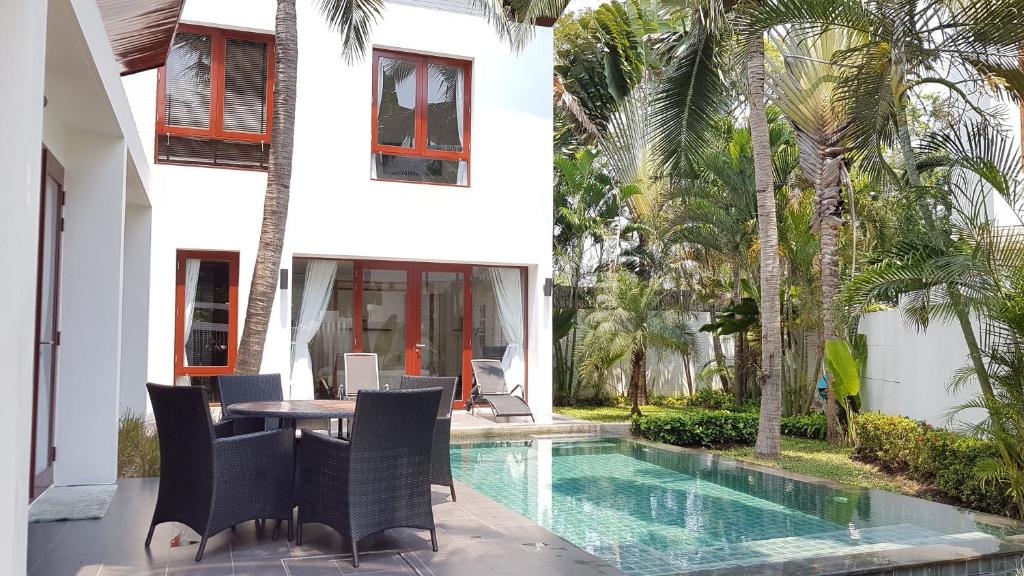 ปราณลักษณ์  พูล วิลล่า ฮอลลิเดย์ โฮม  (Pranaluxe Pool Villa Holiday Home)0