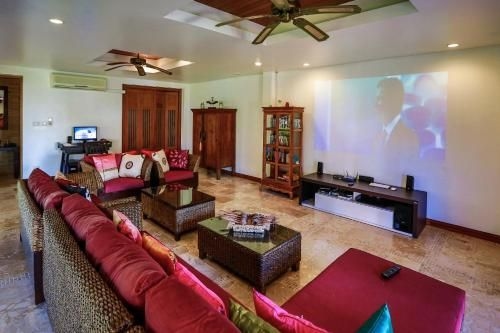 บ้านภูเล ลักซ์เชอรี่ บีชฟร้อท วิลล่า (Baan Phulay Luxury Beachfront Villa)3