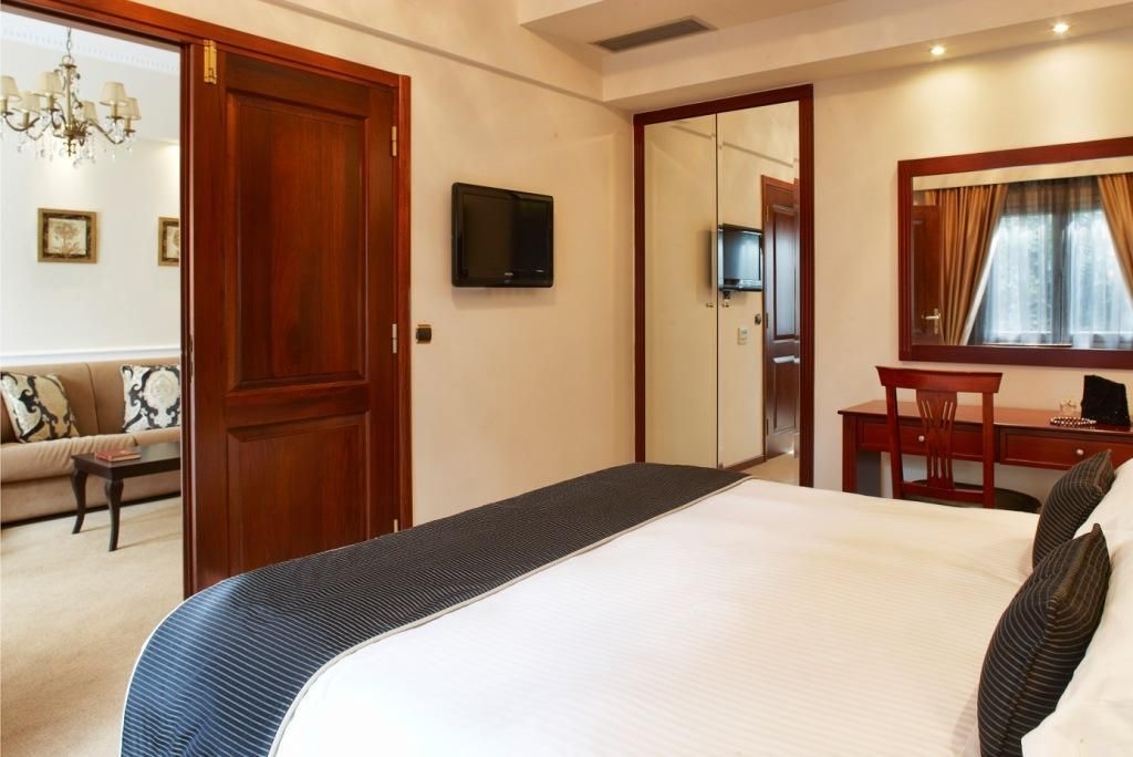 Ava Hotel & Suites0