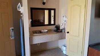 Lakeview Inn & Suites0