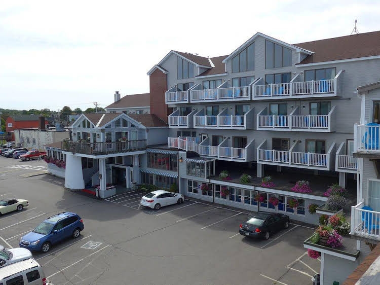 Trade Winds Inn0