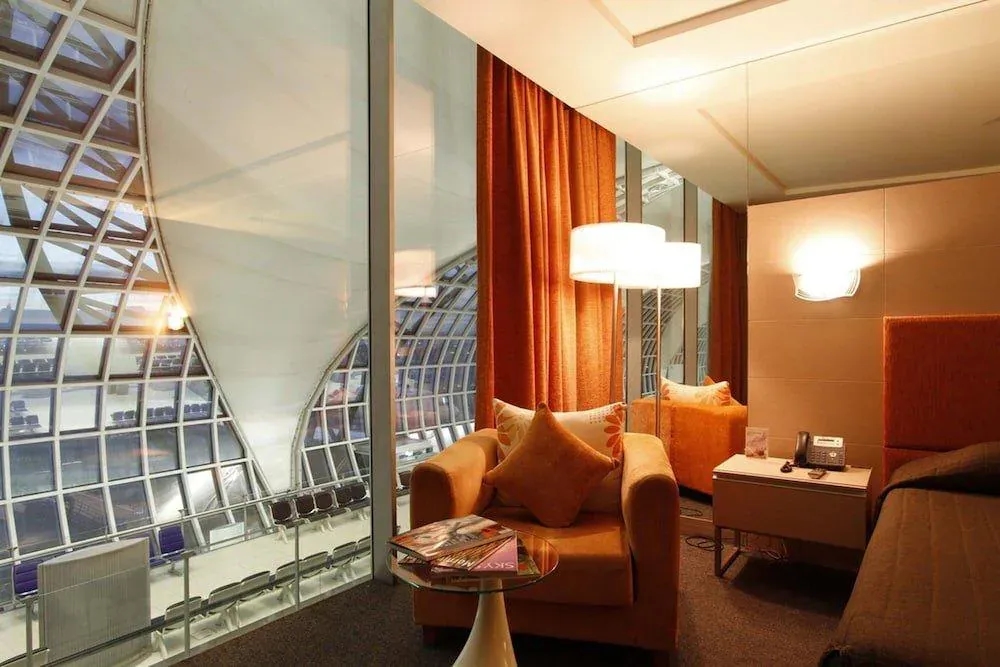 โรงแรม มิราเคิล ทรานซิท (Miracle Transit Hotel)0