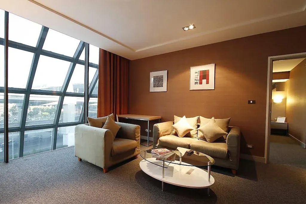 โรงแรม มิราเคิล ทรานซิท (Miracle Transit Hotel)1