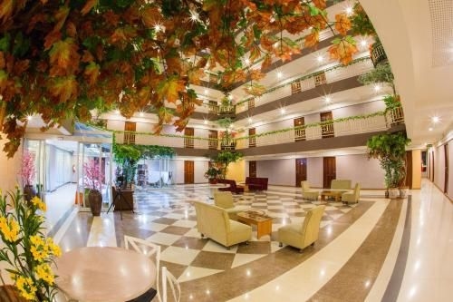 ทรีซีซั่นส์ กรุงเทพฯ (Three Seasons Bangkok)1