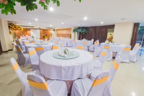 ทรีซีซั่นส์ กรุงเทพฯ (Three Seasons Bangkok)3