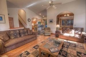 South Lake Tahoe - 4 BR Home Private Hot Tub Pet Friendly - LTA 81020