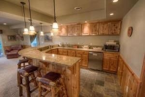 South Lake Tahoe - 6 BR Home Private Hot Tub Game Room - LTA 81130