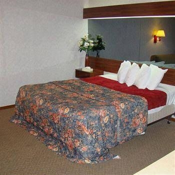 Longvue Inn And Suites Wellsvi1