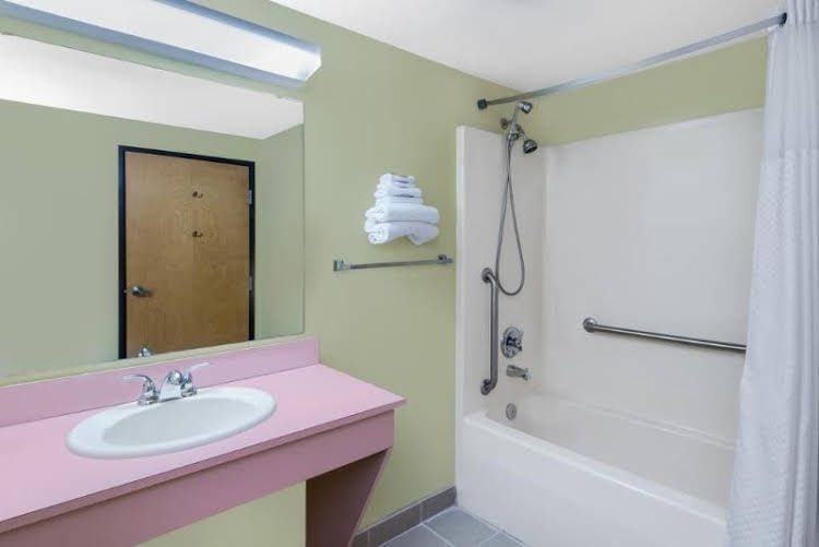 Newton - Days Inn0