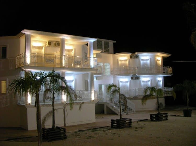 Mariana Hotel and Studios0
