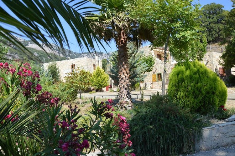 Akros Oreon Traditional House0