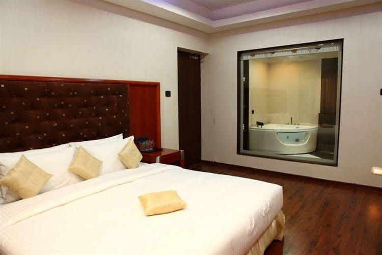 Esthell Resorts0