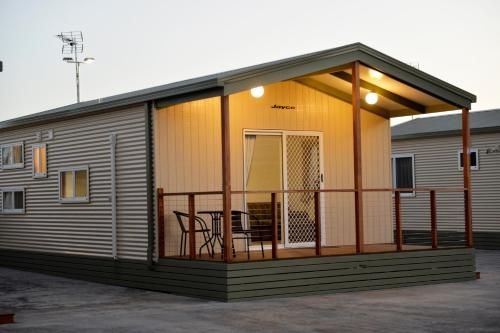 Riverside Cabin Park0