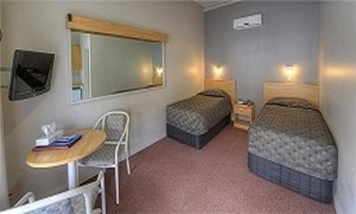 ซิลเวอร์ เฮฟเว่น มอเตอร์ อินน์ (Silver Haven Motor Inn)1
