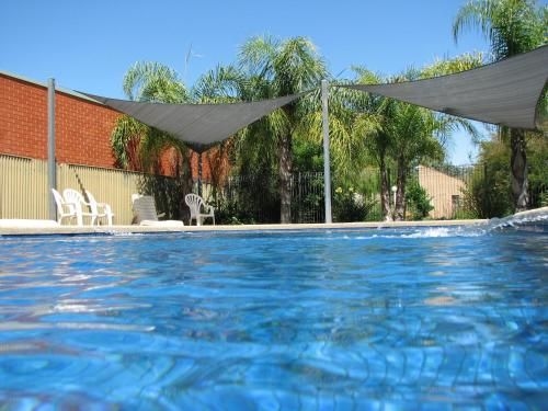 Executive Hideaway (Executive Hideaway Motel)0