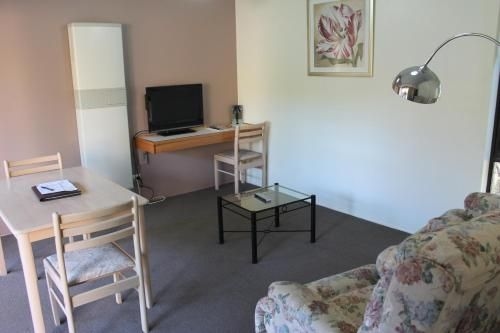 Executive Hideaway (Executive Hideaway Motel)3