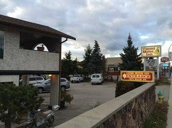 Carmi Motor Inn0