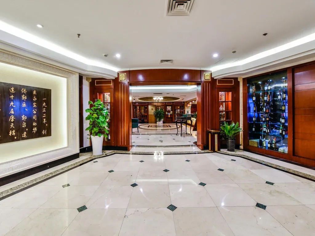 โรงแรมเซเว่น เฮเว่น (Seventh Heaven Hotel)1