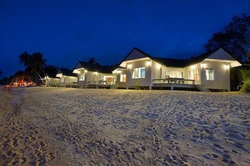 เดอะ มูนเรคเกอร์ บีชฟรอนต์ วิลลา (The Moonrakers Beachfront Villas)1