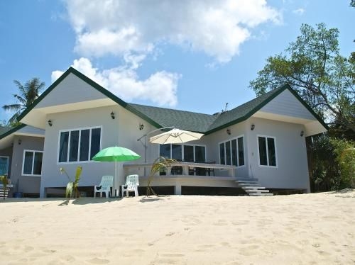 เดอะ มูนเรคเกอร์ บีชฟรอนต์ วิลลา (The Moonrakers Beachfront Villas)0