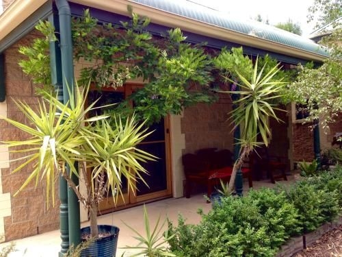 Clarevale Cottage B&B0