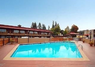 Rodeway Inn At Portland Airport2