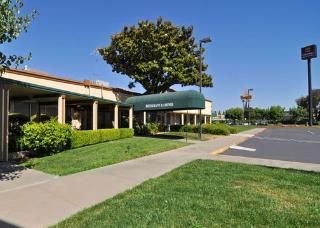 Clarion Inn & Suites0
