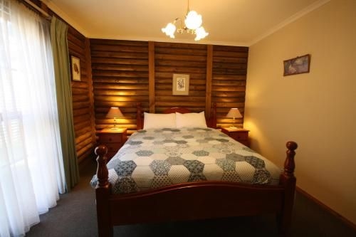 Halls Gap Log Cabins0