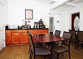 Econo Lodge2