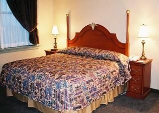 Governor Dinwiddie Hotel and Suites1