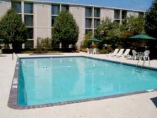 Econo Lodge Inn & Suites2