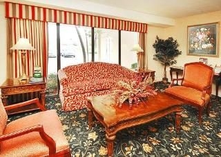 Econo Lodge Inn & Suites3