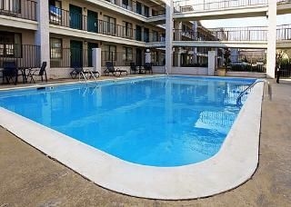 Econo Lodge North2