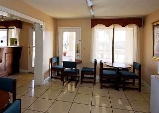 Econo Lodge North4