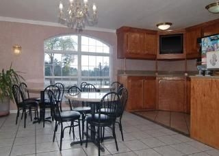 Econo Lodge3