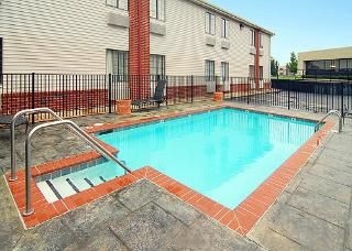 Econo Lodge Inn & Suites2