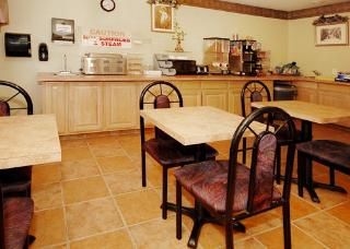 Econo Lodge Inn & Suites4